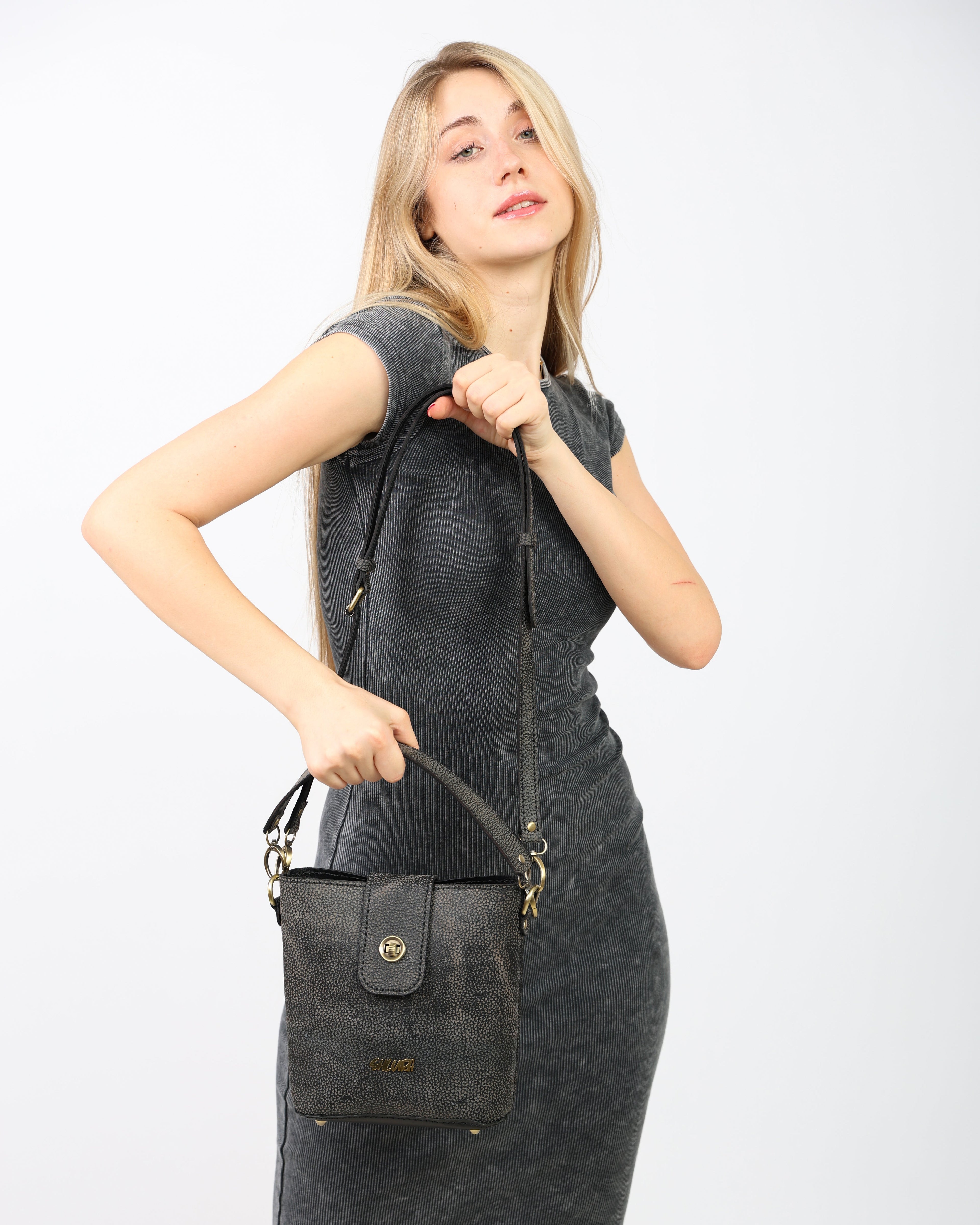 Crocea – Grey